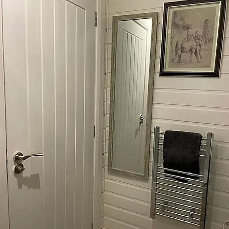 Paddock Pod - Sleeps 4 & Roofed Over Private Hot Tub & New Sauna