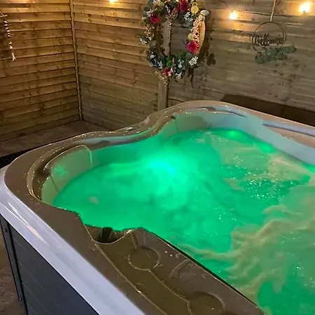 Kapslový hotel Paddock Pod - Sleeps 4 & Roofed Over Private Hot Tub & New Sauna