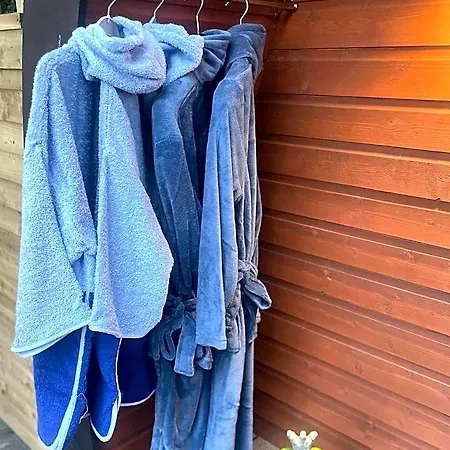 Paddock Pod - Sleeps 4 & Roofed Over Private Hot Tub & New Sauna Kapslový hotel *
