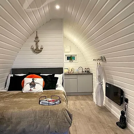 Paddock Pod - Sleeps 4 & Roofed Over Private Hot Tub & New Sauna Burnfoot