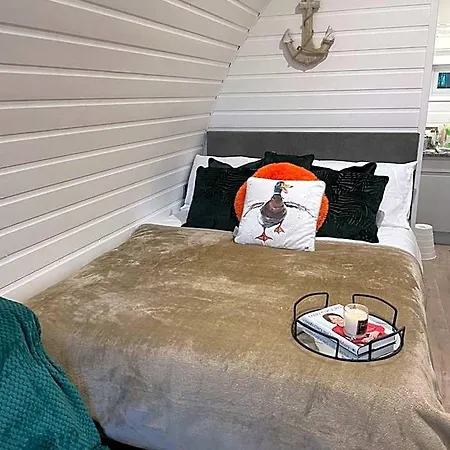 Paddock Pod - Sleeps 4 & Roofed Over Private Hot Tub & New Sauna Kapslový hotel *