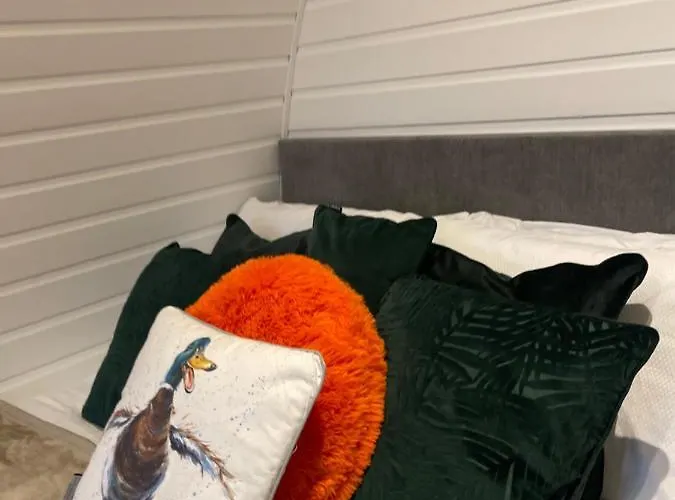 Hotel cápsula Paddock Pod - Sleeps 4 & Roofed Over Private Hot Tub & New Sauna