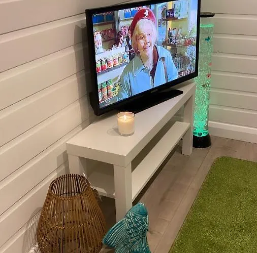 Paddock Pod - Sleeps 4 & Roofed Over Private Hot Tub & New Sauna Burnfoot