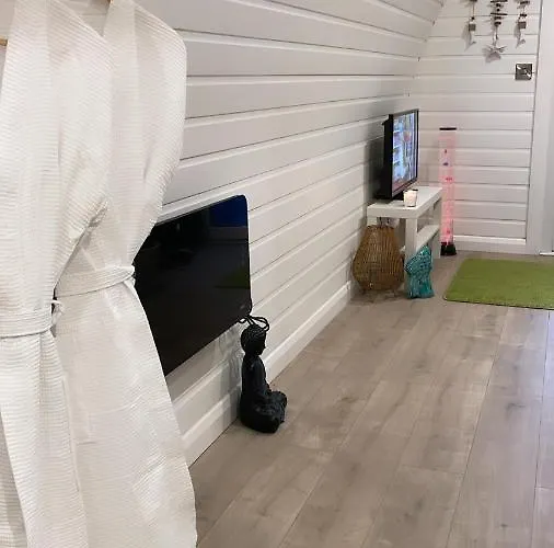 Paddock Pod - Sleeps 4 & Roofed Over Private Hot Tub & New Sauna Hotel cápsula *