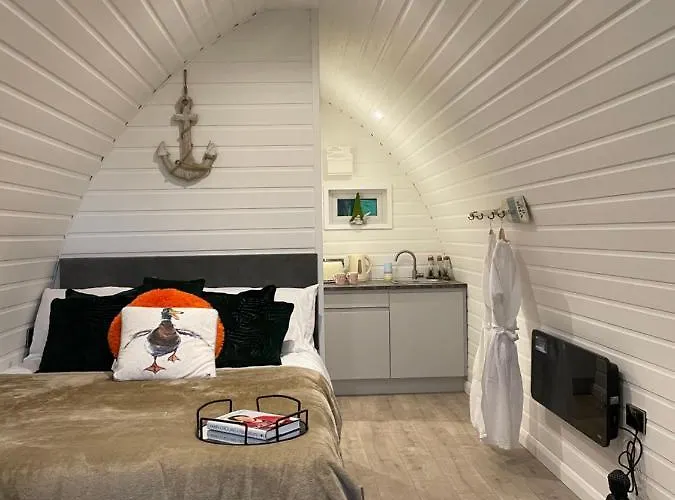 Hotel cápsula Paddock Pod - Sleeps 4 & Roofed Over Private Hot Tub & New Sauna
