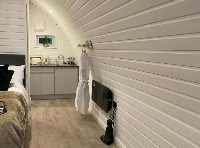 Hotel cápsula Paddock Pod - Sleeps 4 & Roofed Over Private Hot Tub & New Sauna