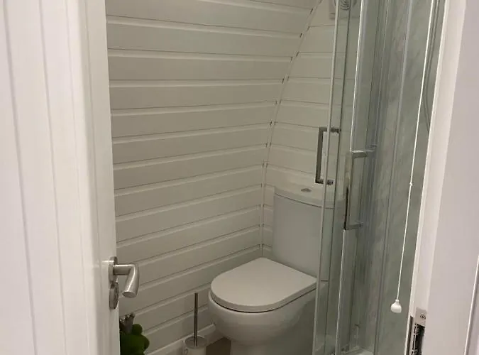 Hotel cápsula Paddock Pod - Sleeps 4 & Roofed Over Private Hot Tub & New Sauna *