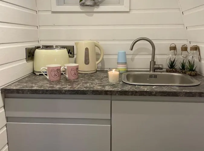 Paddock Pod - Sleeps 4 & Roofed Over Private Hot Tub & New Sauna *