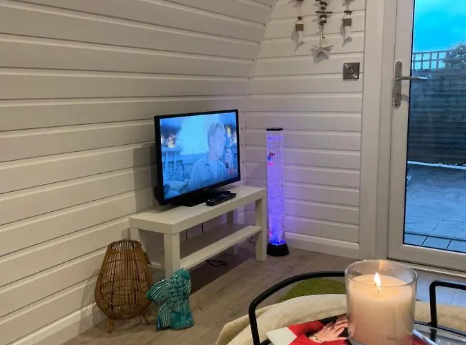 Paddock Pod - Sleeps 4 & Roofed Over Private Hot Tub & New Sauna Burnfoot