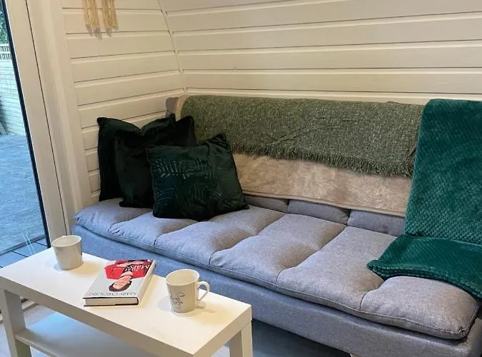 Paddock Pod - Sleeps 4 & Roofed Over Private Hot Tub & New Sauna