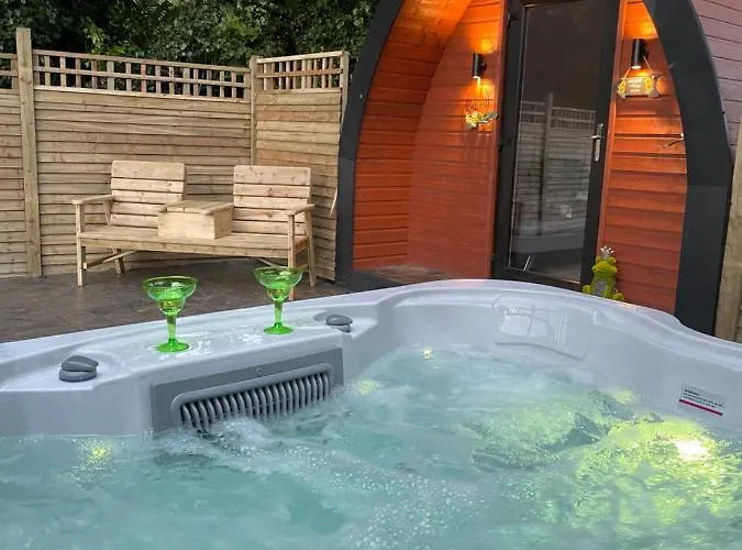 Hotel cápsula Paddock Pod - Sleeps 4 & Roofed Over Private Hot Tub & New Sauna