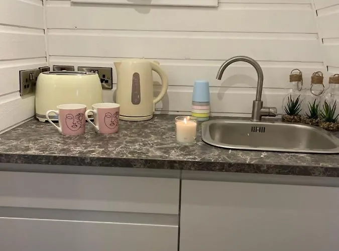 Paddock Pod - Sleeps 4 & Roofed Over Private Hot Tub & New Sauna * Burnfoot