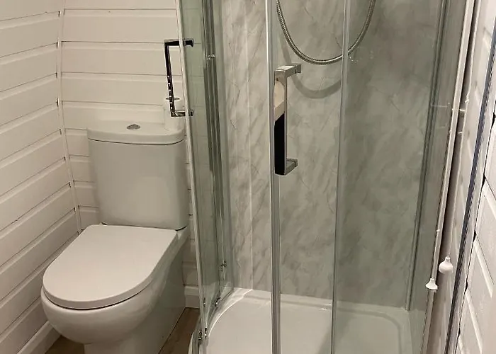 Paddock Pod - Sleeps 4 & Roofed Over Private Hot Tub & New Sauna Hotel cápsula *