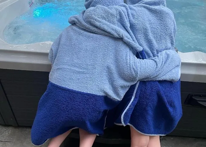 Paddock Pod - Sleeps 4 & Roofed Over Private Hot Tub & New Sauna * Burnfoot