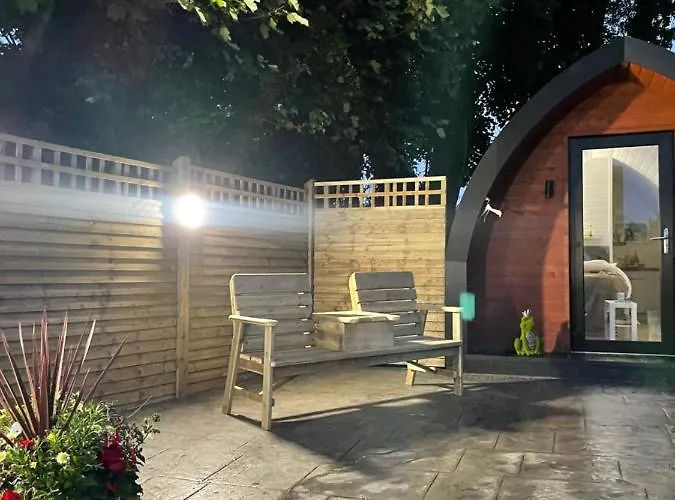 Hotel cápsula Paddock Pod - Sleeps 4 & Roofed Over Private Hot Tub & New Sauna