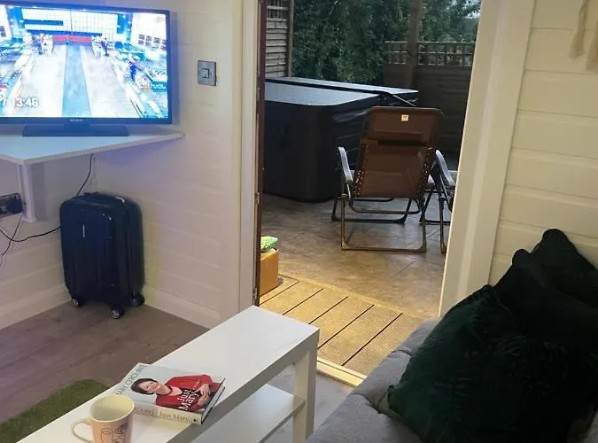 Paddock Pod - Sleeps 4 & Roofed Over Private Hot Tub & New Sauna *