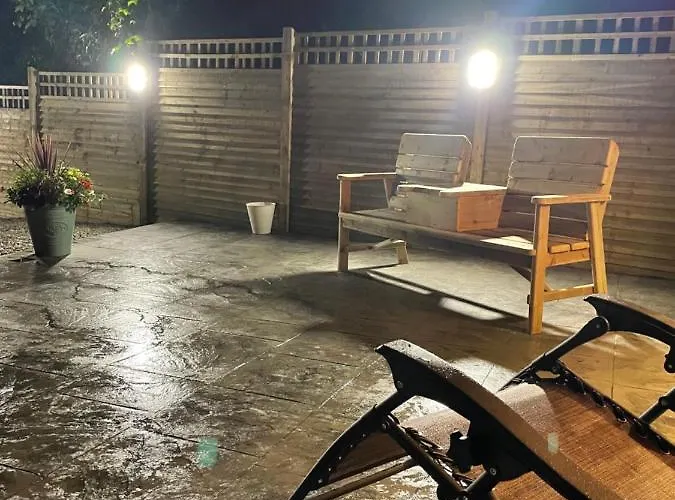 Paddock Pod - Sleeps 4 & Roofed Over Private Hot Tub & New Sauna