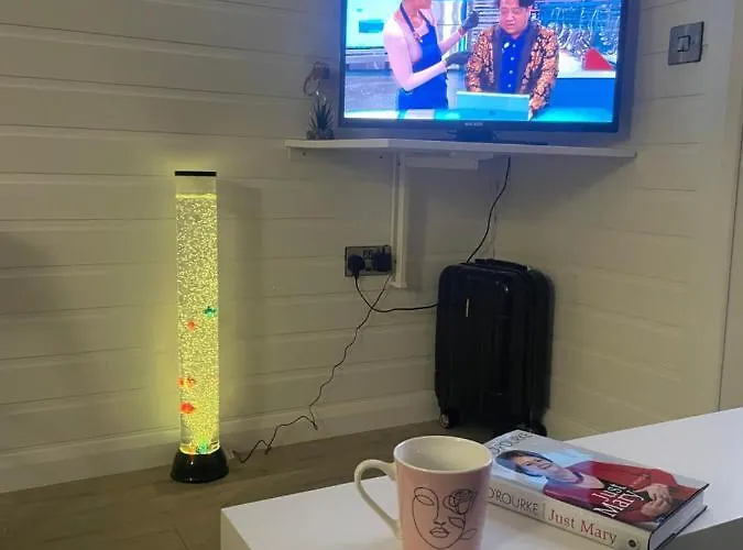 Paddock Pod - Sleeps 4 & Roofed Over Private Hot Tub & New Sauna Hotel cápsula *