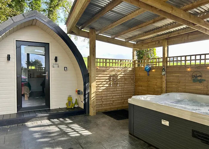 Hotel cápsula Paddock Pod - Sleeps 4 & Roofed Over Private Hot Tub & New Sauna *