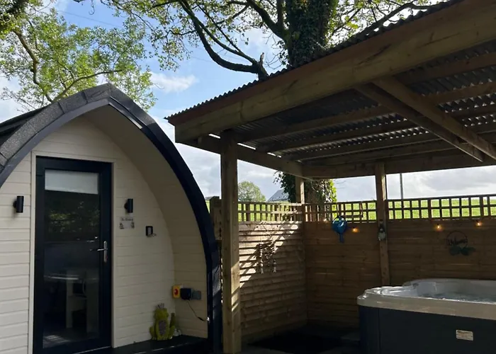 Hotel cápsula Paddock Pod - Sleeps 4 & Roofed Over Private Hot Tub & New Sauna