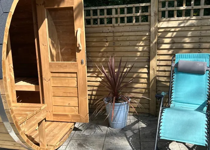 Paddock Pod - Sleeps 4 & Roofed Over Private Hot Tub & New Sauna * Burnfoot
