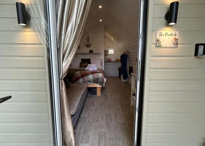 Paddock Pod - Sleeps 4 & Roofed Over Private Hot Tub & New Sauna