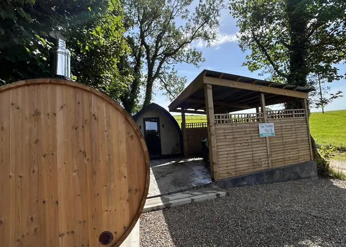 Paddock Pod - Sleeps 4 & Roofed Over Private Hot Tub & New Sauna