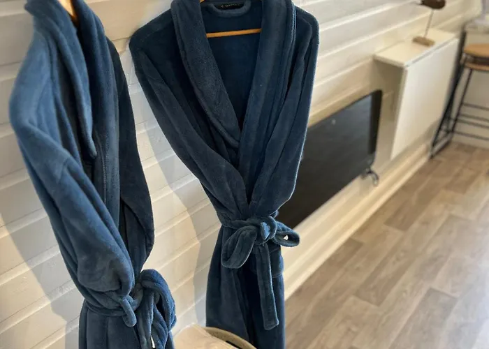 Paddock Pod - Sleeps 4 & Roofed Over Private Hot Tub & New Sauna *