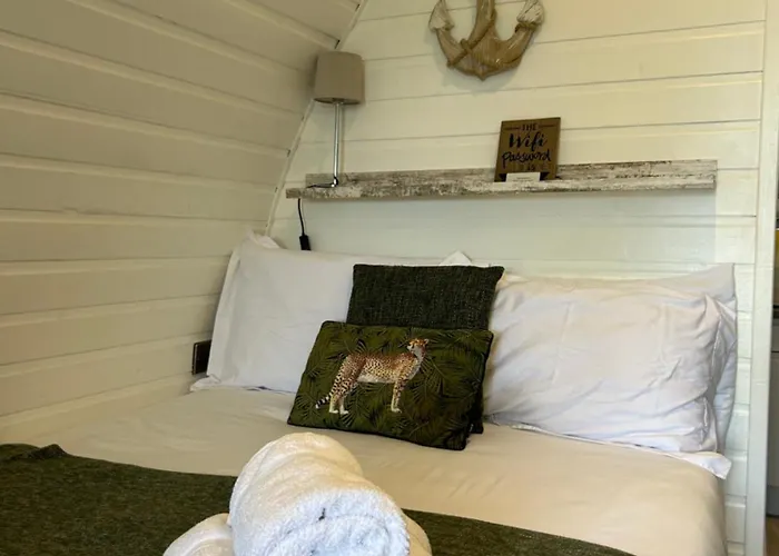 Paddock Pod - Sleeps 4 & Roofed Over Private Hot Tub & New Sauna