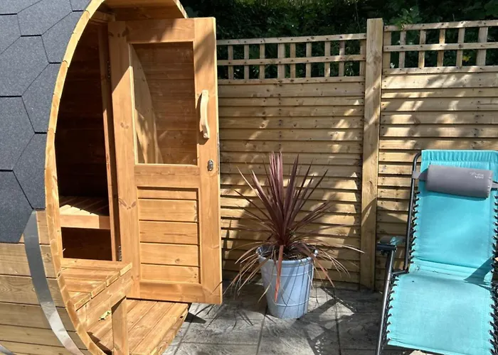Paddock Pod - Sleeps 4 & Roofed Over Private Hot Tub & New Sauna Burnfoot