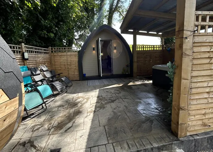 Paddock Pod - Sleeps 4 & Roofed Over Private Hot Tub & New Sauna *