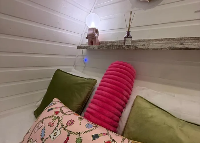 Hotel cápsula Paddock Pod - Sleeps 4 & Roofed Over Private Hot Tub & New Sauna *