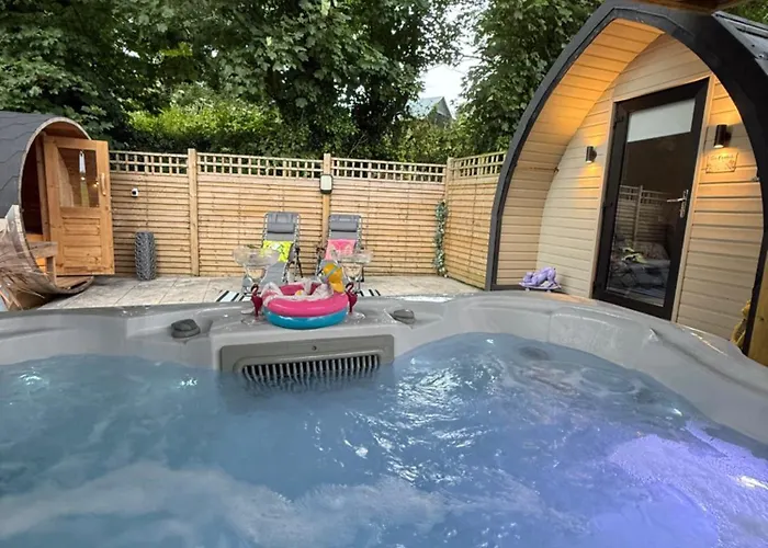 Hotel cápsula Paddock Pod - Sleeps 4 & Roofed Over Private Hot Tub & New Sauna Burnfoot