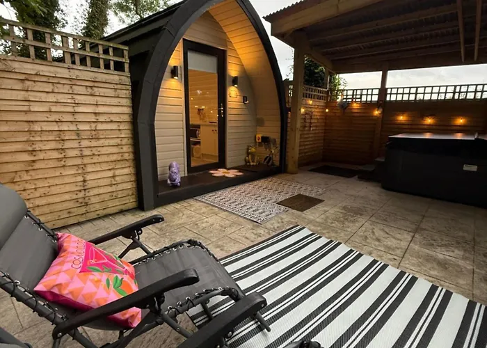 Paddock Pod - Sleeps 4 & Roofed Over Private Hot Tub & New Sauna Hotel cápsula *