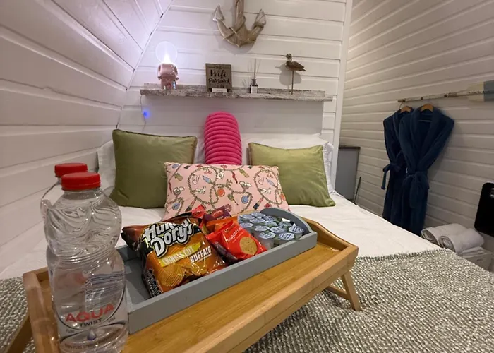 Hotel cápsula Paddock Pod - Sleeps 4 & Roofed Over Private Hot Tub & New Sauna *