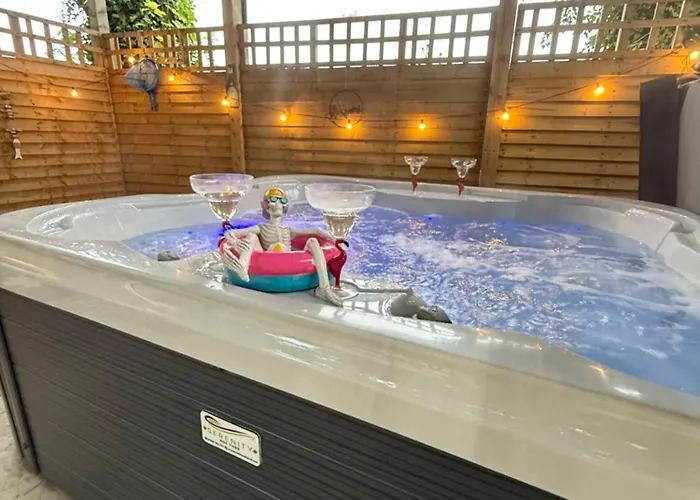 Paddock Pod - Sleeps 4 & Roofed Over Private Hot Tub & New Sauna *